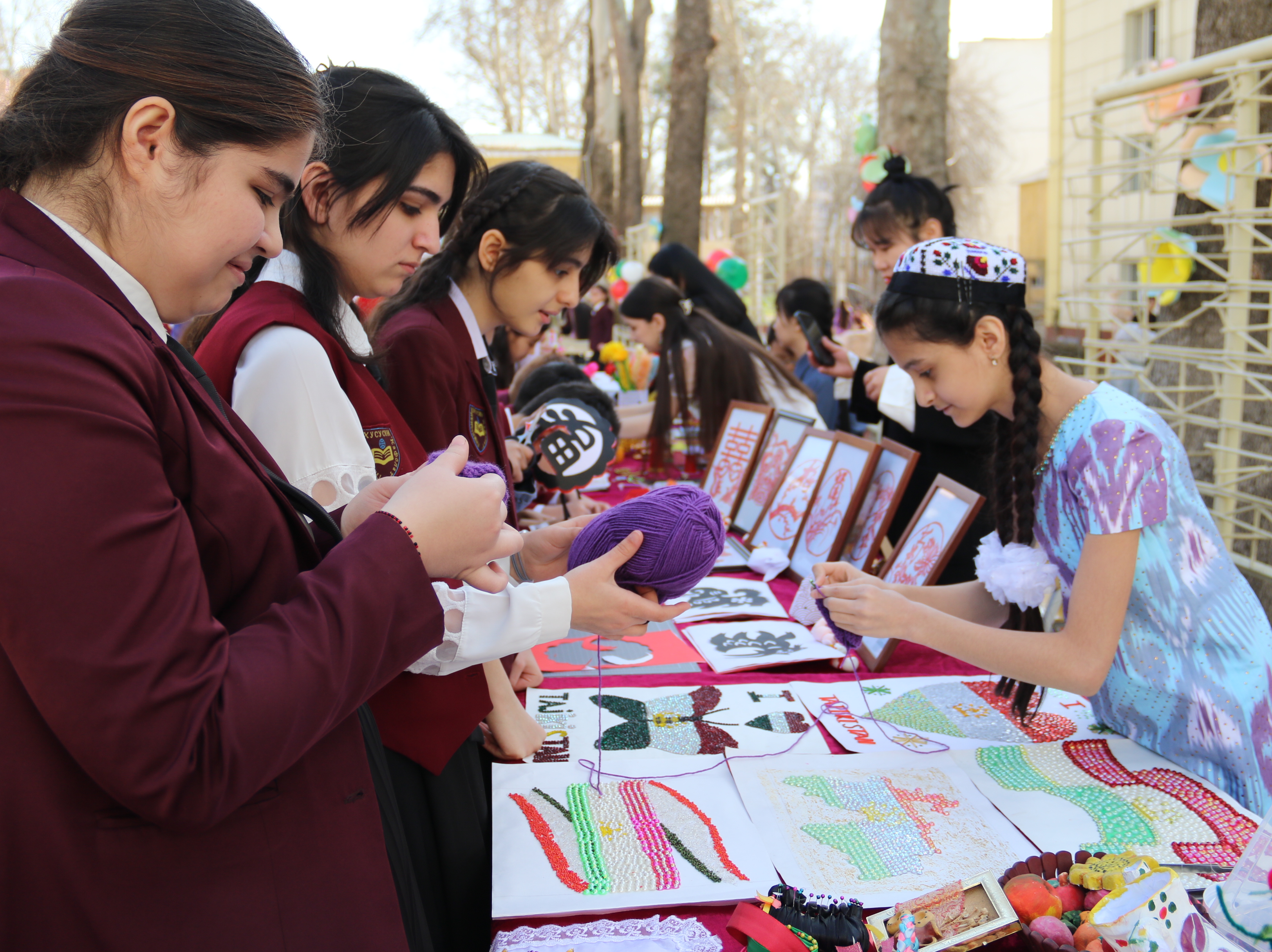 36.（塔吉克斯坦）Kholov Aburauf《Chinese Handicraft Enters My Campus》.jpg