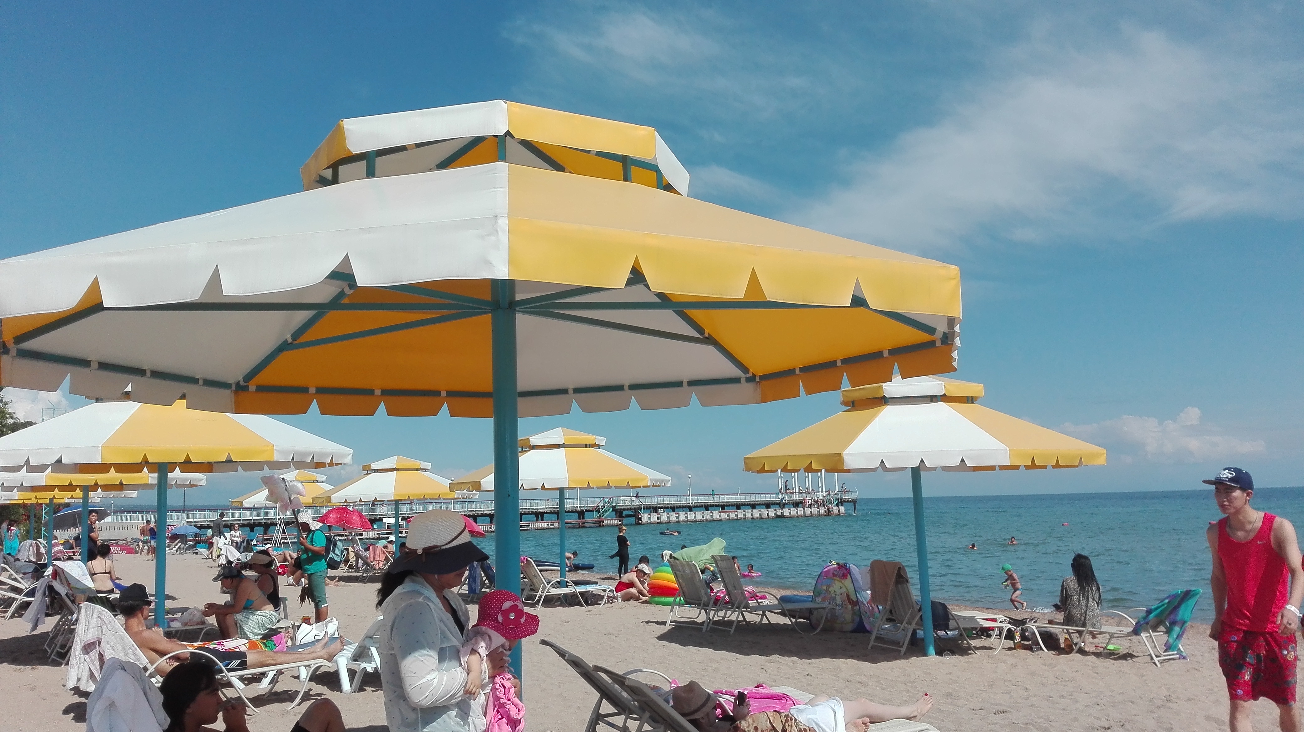 149.1（哈国）Elina Zakirova《Issyk-Kul During Peak Tourist Season》.jpg